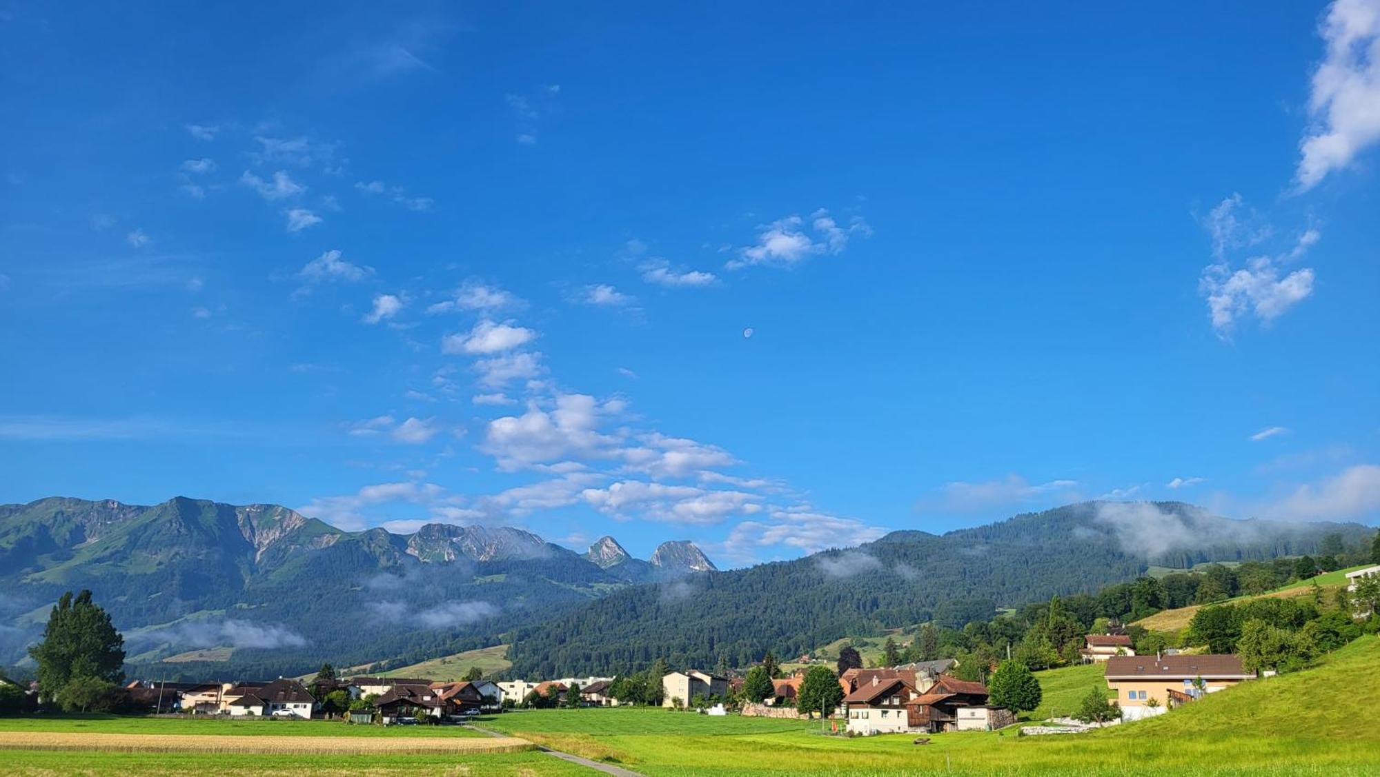 Auszeit Bed and Breakfast Wattenwil Buitenkant foto